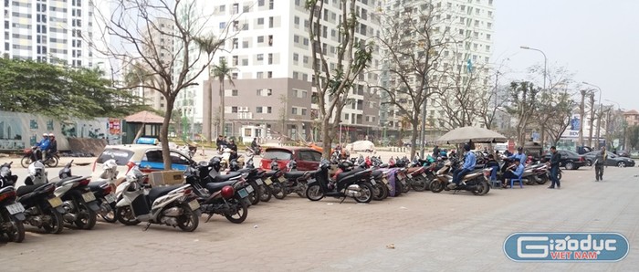 Bãi trông xe trái phép của Công ty Ngọc Diệp nằm trong sân của tòa nhà HH4C, gây cản trở việc đi lại của người dân. Ảnh Bảo Nam.