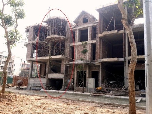 Nhiều công trình đã sai phạm thiết kế và xây vượt phép đang diễn ra tại Dự án Biệt thự tổ hợp 108 Nguyễn Trãi. Ảnh: Duy Thế