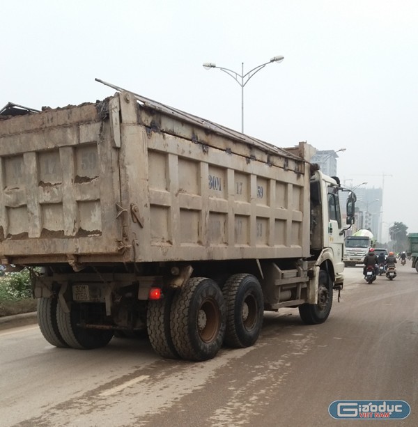 Trên các tuyến đường Lê Đức Thọ, Hàm Nghi các xe tải trọng như này vô tư chạy trên đường bất kể lúc nào. Ảnh Hà Lam