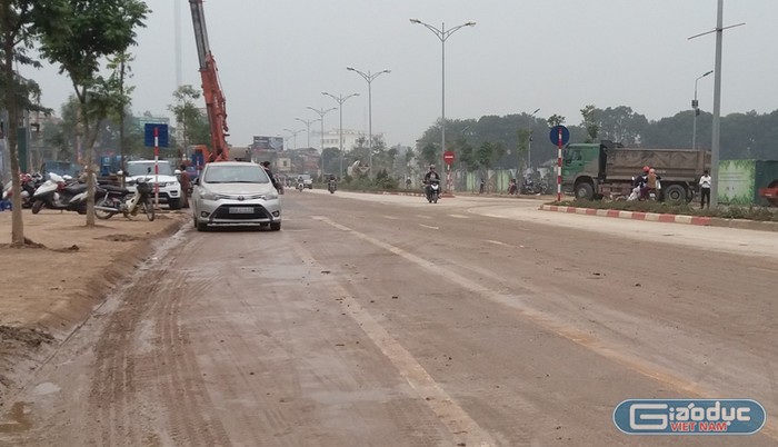 Mặt đường trên các tuyến phố này luôn trong tình trạng bụi, bẩn do bùn đất từ các xe tải vận chuyển từ các công trình xây dựng mang ra dễ gây tai nạn cho người tham gia giao thông. Ảnh Hà Lam.