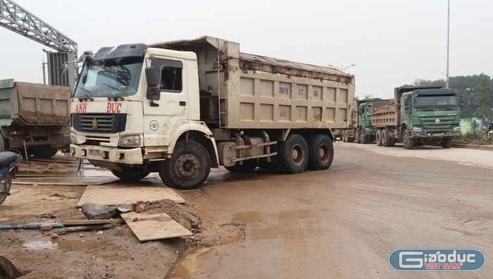 Vẫn trong giờ cấm nhưng các xe tải vào khu xây dựng một dự án trên đường Hàm Nghi để chở vật liệu mang đi đổ. Ảnh Hà Lam.