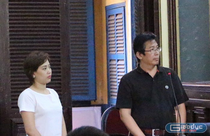 Đối tượng Yee Lip Chee (áo đen) tuy bị HĐXX khởi tố nhưng đến nay vẫn nhởn nhơ ngoài vòng pháp luật, tự do ra nước ngoài.