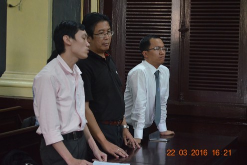 Thuê Luật sư Hoàng (áo trắng) bảo vệ, tư vấn, thân chủ Yee Lip Chee (áo đen) vừa mất tiền, vừa bị khởi tố để điều tra về hành vi lừa đảo chiếm đoạt tài sản ngay tại Tòa.