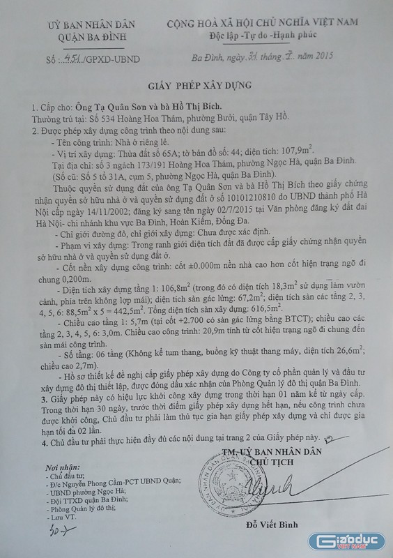 Giấy phép xây dựng số 417 và 451/GPXD-UBND do quận cấp cho ông bà Tạ Quân Sơn và Hồ Thị Bích. Ảnh Trần Việt.