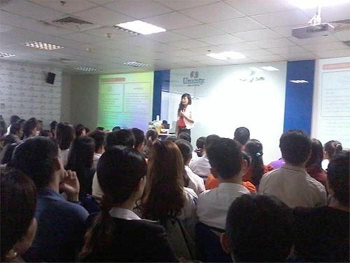 Tại một buổi hội thảo, nữ nhân viên Unicity đứng lên thuyết trình lôi kéo mọi người tham gia với mức thu nhập khủng lên tới 40.000 USD/tháng. (Ảnh nguồn báo Người Lao Động)
