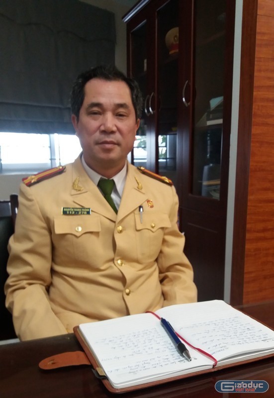 Trung tá Nguyễn Trung Thành, Đội trưởng Đội CSGT số 6 trả lời phóng viên trong buổi làm việc. Ảnh Hữu Công