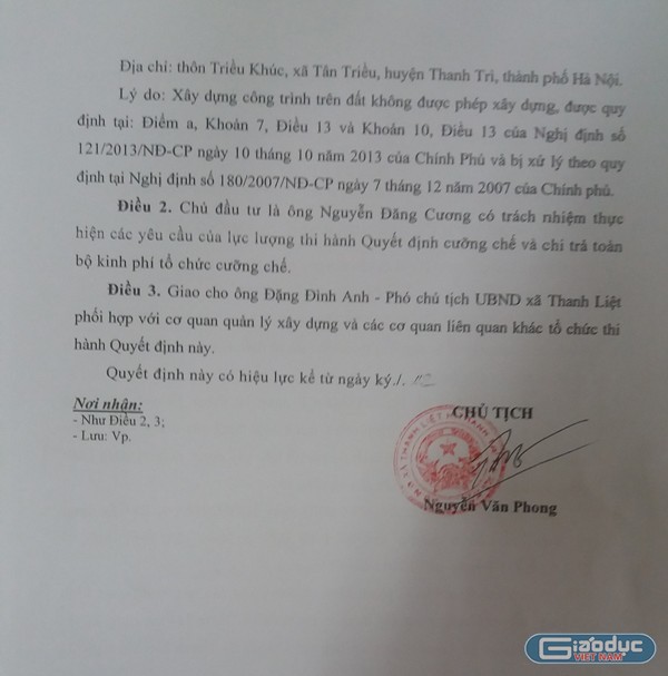 Quyết định cưỡng chế phá dỡ do chủ tịch xã Thanh Liệt ký chỉ nằm trên giấy. Ảnh Bảo Nam.