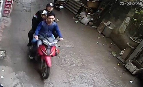 Ba đối tượng đánh nhà báo Đỗ Doãn Hoàng. Ảnh cắt từ video. (nguồn: laodong.com.vn)
