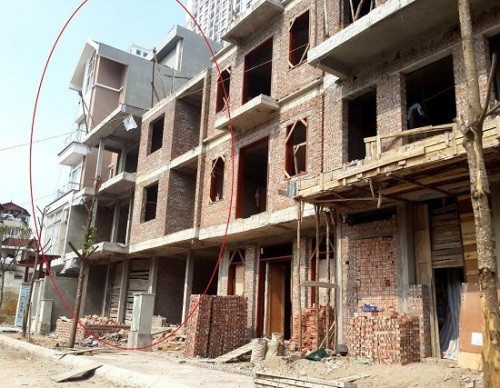 Nhiều công trình đã sai phạm thiết kế và xây vượt phép đang diễn ra tại Dự án Biệt thự tổ hợp 108 Nguyễn Trãi. Ảnh: Duy Thế