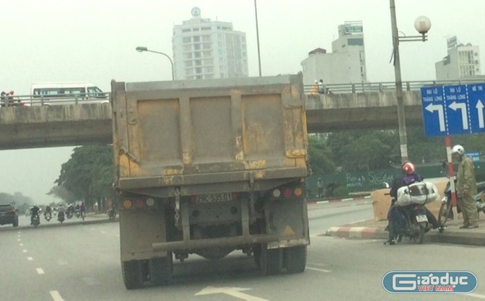 Xe tải ngang nhiên hoạt động trong giờ cấm, ảnh chụp lúc 14h ngày 08/4/2016 trên đầu đường Đại lộ Thăng Long. Ảnh Trần Nguyễn