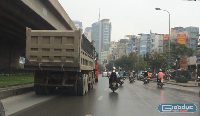 Xe tải ngang nhiên hoạt động trong giờ cấm, ảnh chụp lúc 14 giờ 30 phút ngày 08/4/2016 trên đường Phạm Hùng - đoạn qua cổng làng Phú Mỹ. Ảnh Trần Nguyễn