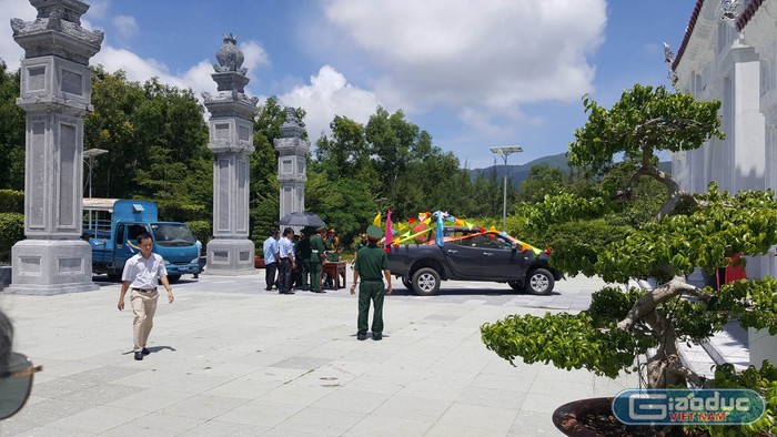UBND tỉnh Bà Rịa - Vũng Tàu tổ chức di chuyển tượng Liệt sĩ Võ Thị Sáu và tiến hành đóng cửa đền cũ. Ảnh Hải Ninh