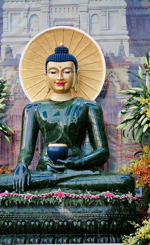 Tôn tượng Phật ngọc Vì hòa bình thế giới.