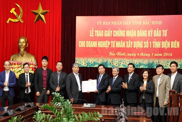 Các lãnh đạo Doanh nghiệp tư nhân số 1 Điện Biên nhận giấy chứng nhận đầu tư dự án tại Bắc Ninh. Ảnh bacninh.gov.vn