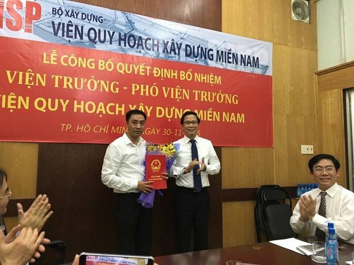 Thứ trưởng Nguyễn Đình Toàn (người đứng, bên phải) trao Quyết định bổ nhiệm Phó Viện trưởng Viện Quy hoạch Xây dựng Miền Nam cho ông Nguyễn Anh Tuấn ngày 30/11/2015. Ảnh Báo Xây dựng