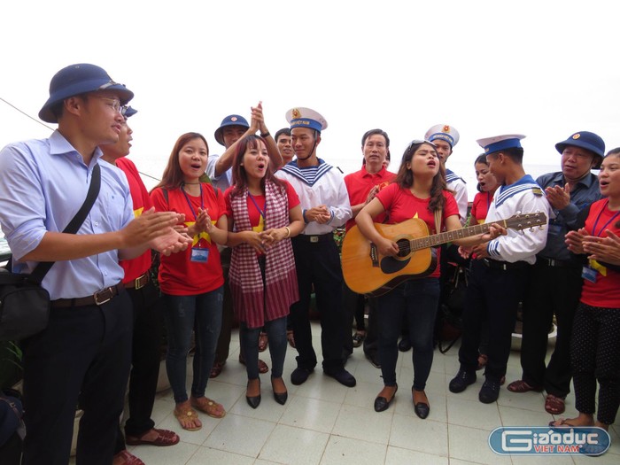 Tại vườn hoa của đảo Len Đao, đoàn nghệ thuật tỉnh Kon Tum, các chiến sĩ trên đảo và nhóm phóng viên cùng hát vang lên những khúc hát ca ngợi chiến sĩ Trường Sa.