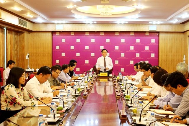 Ông Vương Đình Huệ và thành viên đoàn kiểm tra của Bộ Chính trị công bố quyết định kiểm tra công tác cán bộ tại Bộ Xây dựng. Ảnh Bộ Xây dựng