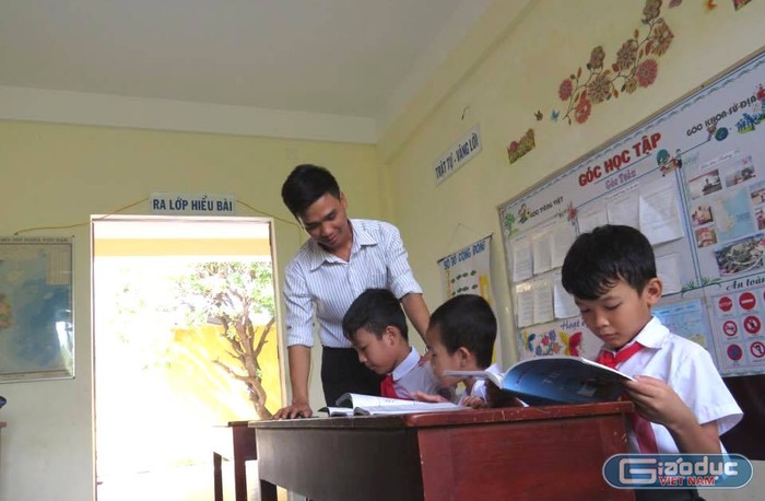 Thầy giáo Đồng Minh Hiệp, quê ở Diên Khánh (Khánh Hòa), sinh năm 1991 ở đảo Trường Sa lớn cũng đã gắn bó với đảo được 5 năm. Ảnh Duy Phong