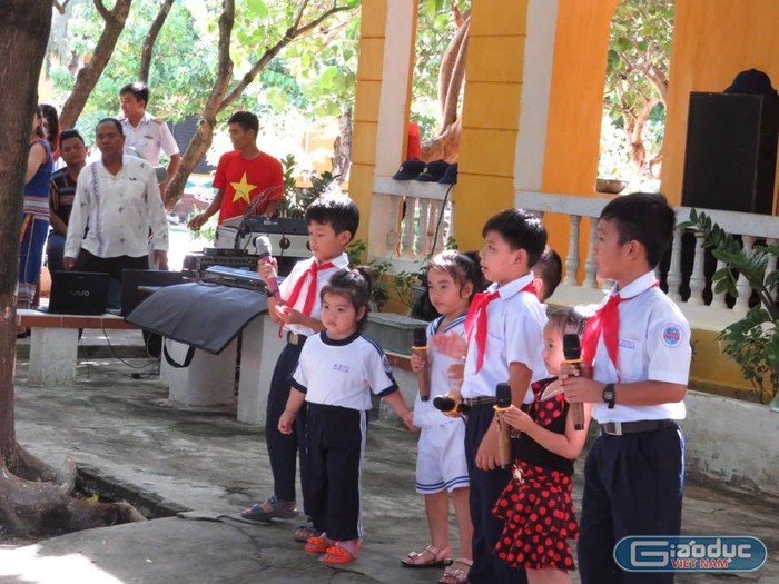 Buổi biểu diễn văn nghệ do các em học sinh ở đảo Trường Sa Đông trình bày. Ảnh Duy Phong