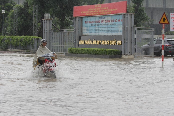 Mỗi lần Hà Nội mưa lớn, Cung Triển lãm quy hoạch Quốc gia lại bị ngập nặng.