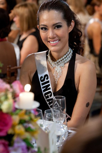 Hoa hậu Singapore 2011, Valerie Lim Shu Xian diện bộ đầm đen đơn giản hơn, nhưng lại tôn vẻ đẹp vòng 1 căn tràn sức sống.
