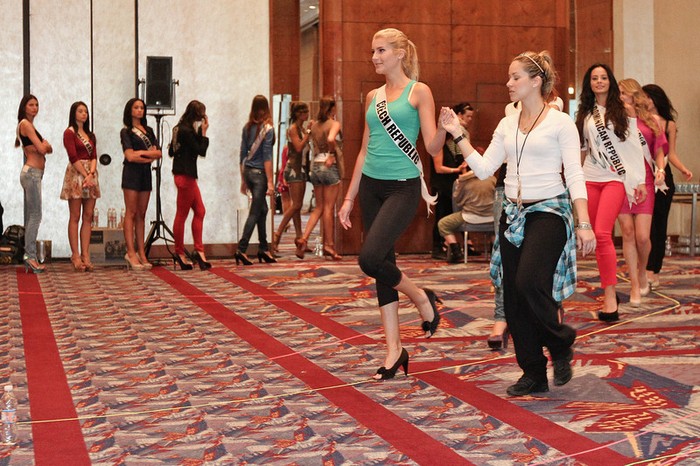 Tại buổi tập dượt này các thí sinh chủ yếu được hướng dẫn đi catwalk.