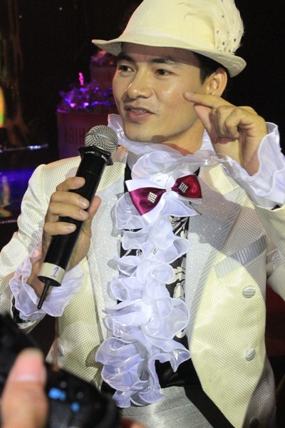 Nghệ sỹ Xuân Bắc xuất hiện với vai trò là Hoàng tử MC khuấy động đêm diễn.
