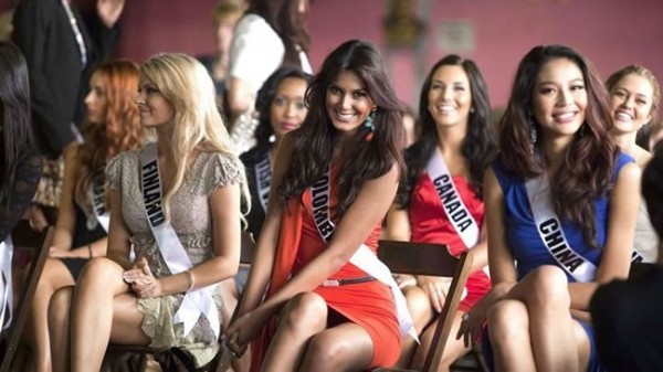 Còn đây là bức ảnh "tầm xa" lia vào khoảnh khắc Hoa hậu Colombia "hớ hênh".
