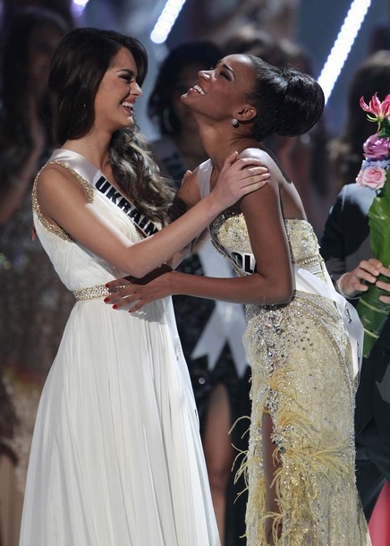 Khoảnh khắc rất đẹp khi Hoa hậu Ukraine (trái) chia sẻ hạnh phúc với Hoa hậu Angola.