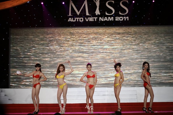 Trong phần thi tiếp theo, trang phục bikini, chỉ có 2 sắc vàng và đỏ nhưng đều tôn vẻ đẹp hình thể của các thí sinh.
