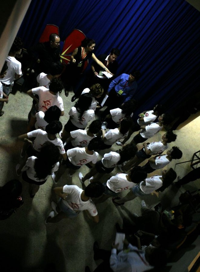 Trong ảnh, siêu mẫu Thúy Hằng đang tập hợp các thí sinh trước khi luyện đi catwalk.