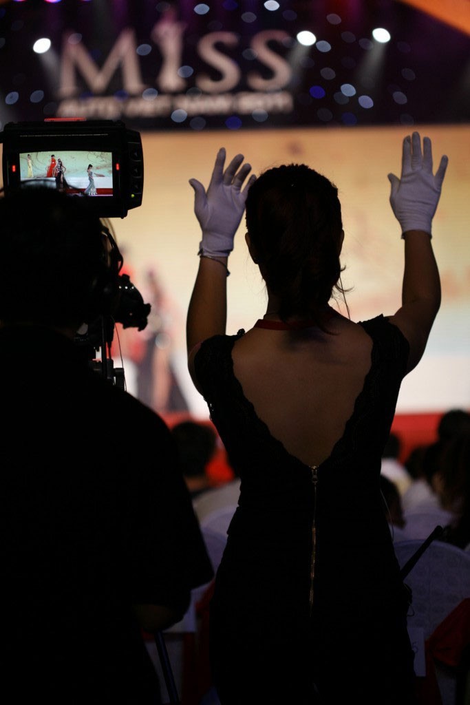 Đôi bàn tay "ma thuật" của siêu mẫu Thúy Hằng đã góp phần quan trọng vào thành công của đêm chung kết Miss Auto 2011.