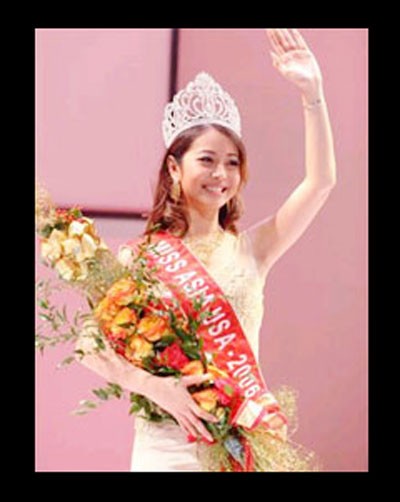 Bức ảnh Jennifer Phạm đăng quang tại cuộc thi.