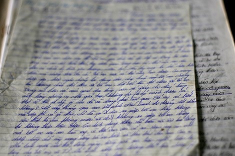 Một trong số hàng trăm lá thư Tình viết cho bố mẹ trong nước mắt.