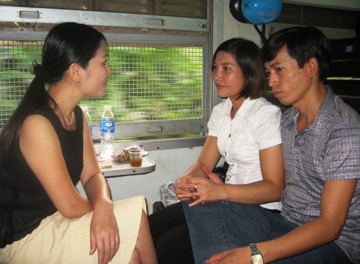Nguyễn Đình Tình và vợ Thành Thị Thủy trên chuyến tàu cùng đoàn làm phim về lại Yên Bái, quê của Thủy (Ảnh đạo diễn cung cấp).