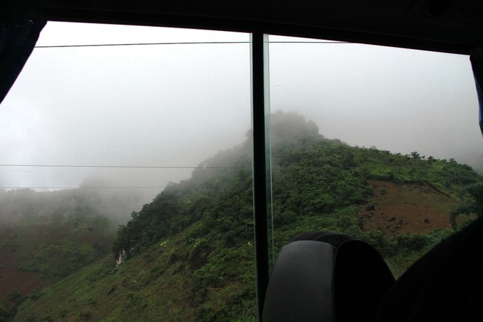 Cuối cùng đoàn xe lại tiếp tục hành trình. Qua cửa kính ô tô, Suối Giàng hiện lên mờ ảo trong sương, mây. Nhưng với 17 bức ảnh dưới đây, chắc sẽ khiến nhiều độc giả quặn lòng về một cuộc sống không mơ mộng như mây khói.