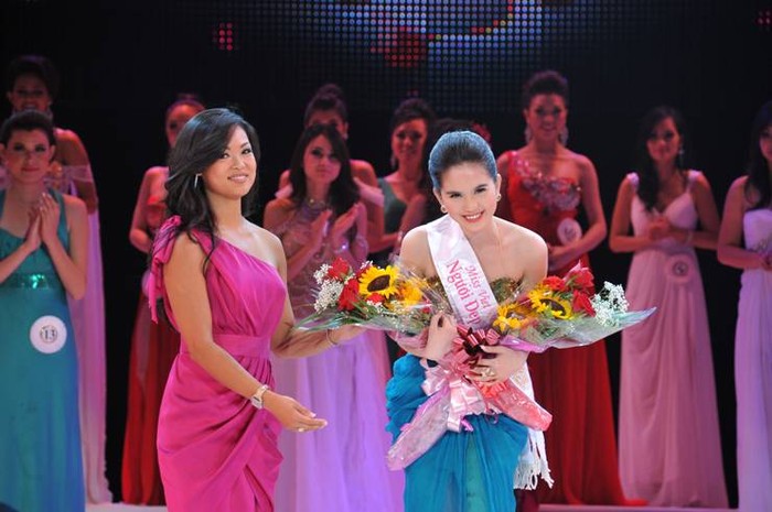 Ngọc Trinh khi đăng quang cuộc thi Hoa hậu người Việt hoàn cầu.