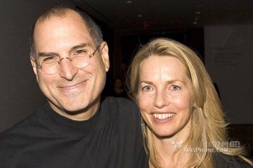 Steve Jobs và vợ Laurene Powell Jobs vào năm 2005. Ảnh: weiphone.