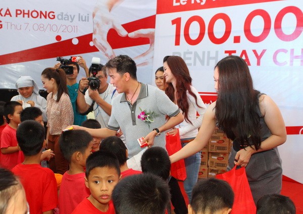 Các nghệ sĩ cùng ban tổ chức trao 100.000 bánh xà phòng cho Hội thanh niên Việt Nam cùng các đại diện tỉnh, thành cả nước.