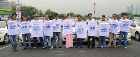 Lý Nhã Kỳ cùng toàn thể nhân viên của công ty taxi ABC ở Philippines ủng hộ cho Vịnh Hạ Long.