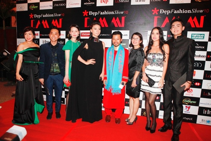 Ngô Thanh Vân (váy đen, ở giữa) cũng đen tuyền.
