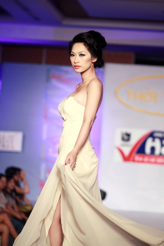 Người đẹp Quỳnh Thy tái xuất với sàn diễn thời trang sau một thời gian khá im ắng.