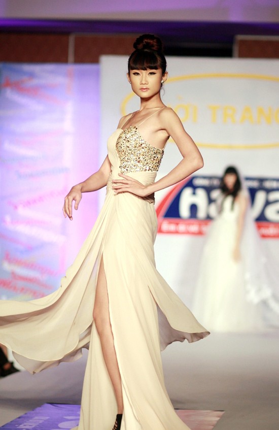 Người mẫu Kha Mỹ Vân diện váy đính nhiều hạt đá.