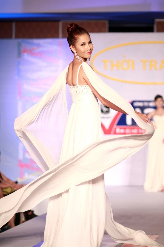 Người mẫu Khánh Phương tung xòe váy.