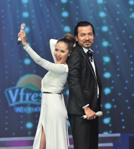 Giáo sư Cù Trọng Xoay và Phương Linh trong đêm diễn thứ 3 của Cặp đôi hoàn hảo.
