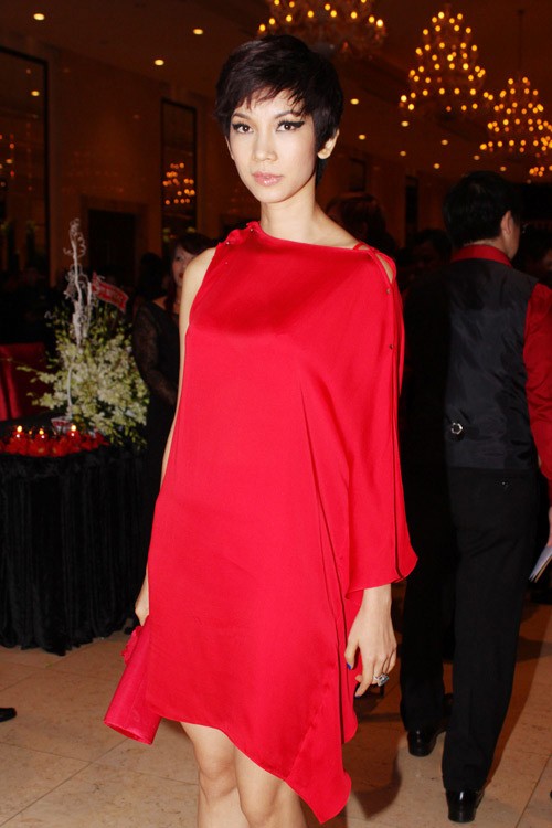 Giám khảo Vietnam's Next Top Model Xuân Lan lại chọn tông đỏ