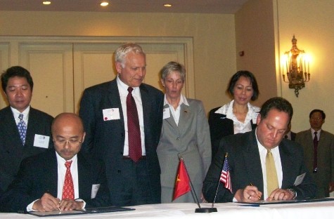 Hà Dũng (trái) khi còn quản lý Indochina Airlines, ông đang ký hợp đồng với đối tác nước ngoài.