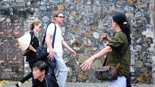 Vợ chồng Jolie - Pitt giản dị trong bộ trang phục đen trắng, nón lá đi tham quan khu di tích chuồng cọp Pháp - Ảnh: Thuận Thắng