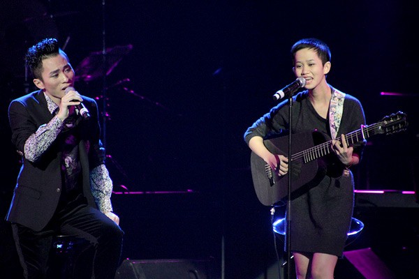 Là giọng ca nữ duy nhất xuất hiện trong live concert "Những chuyến đi..." của Tùng Dương vào tối 2/12 tại Nhà hát Lớn, Hà Nội, Lê Cát Trọng Lý xuất hiện với hình ảnh khác lạ. Cô để tóc ngắn như một cậu con trai, thay vì tóc xoăn xù quen thuộc.