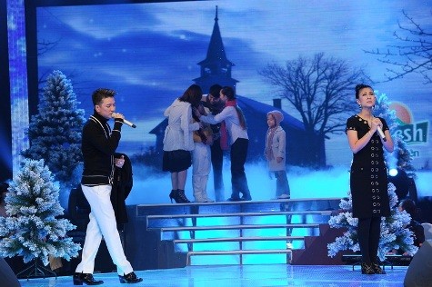 Mr Đàm và Kim Thư thể hiện ca khúc Bài thánh ca buồn trong đêm chung kết.
